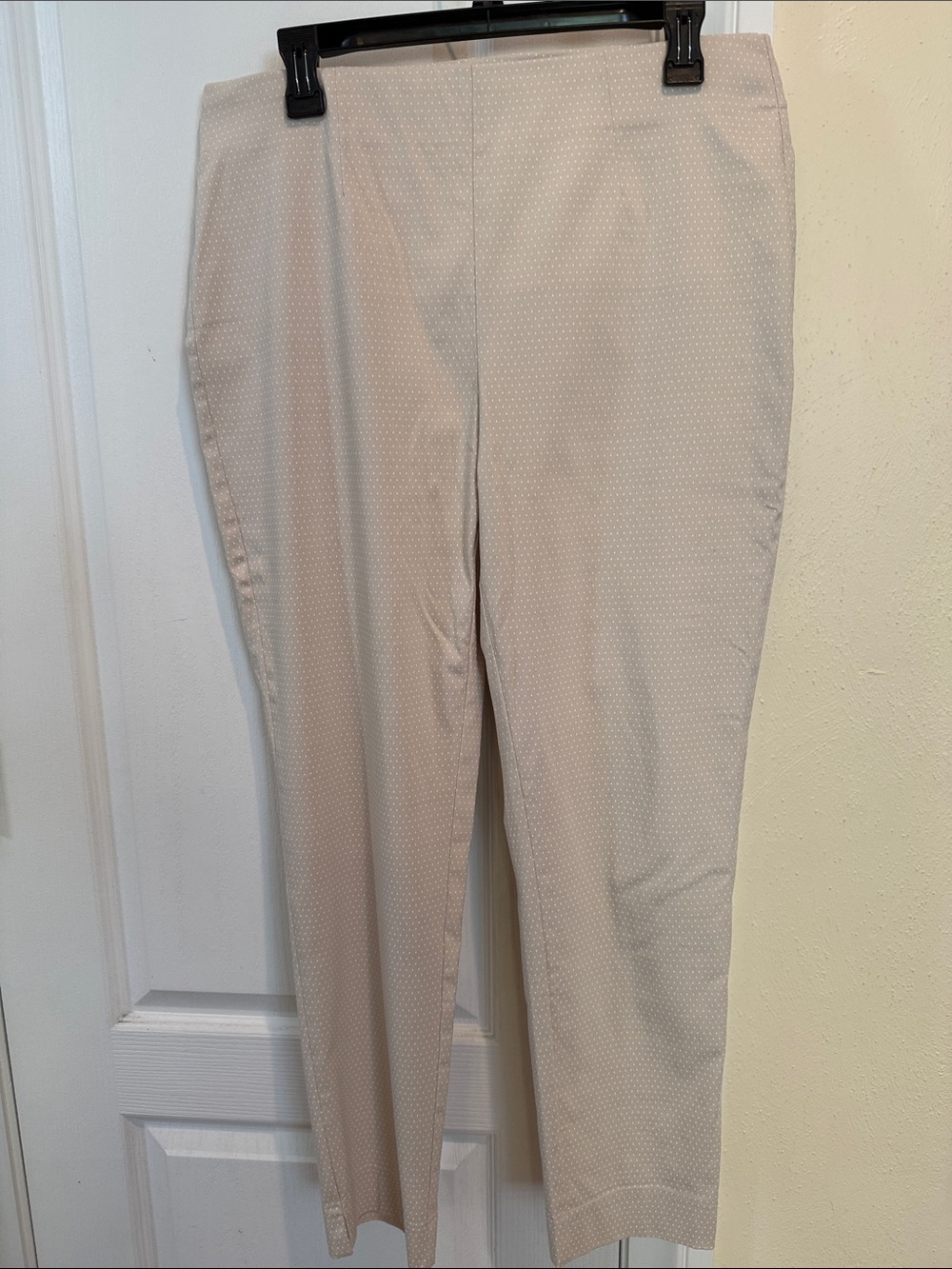 Chico’s So Slimming Light Beige Polka Dot Slim Ankle Pants